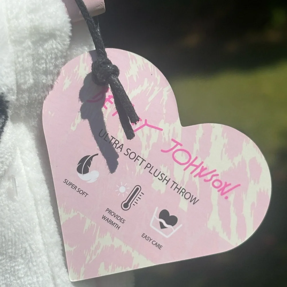 Betsey Johnson Blanket - Picture 6 of 7